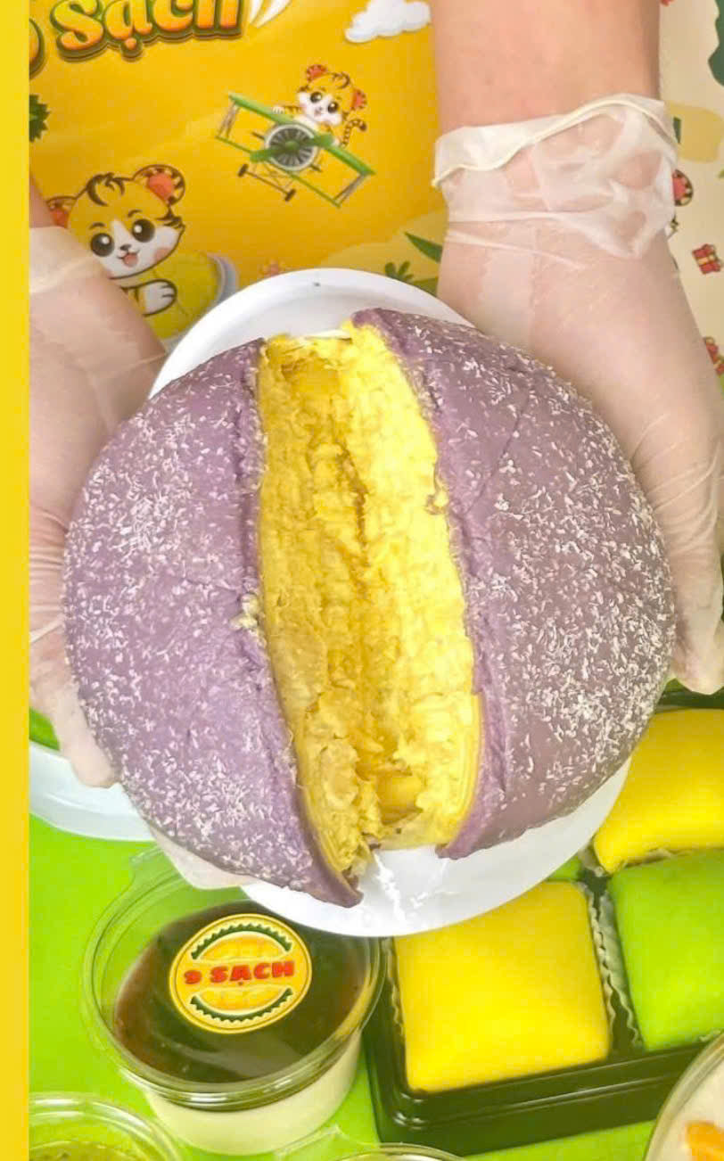 🍠 Phú Sĩ 芋頭千層蛋糕 🥭 口感綿密Q彈,結合芋頭香氣與新鮮榴槤內餡,原汁原味的 9 Sạch 特產。 提供三種尺寸 🎂:12cm、16cm、24cm,滿足不同需求 💛。
